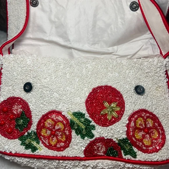 Beaded tomato purse - Picture 3 of 4